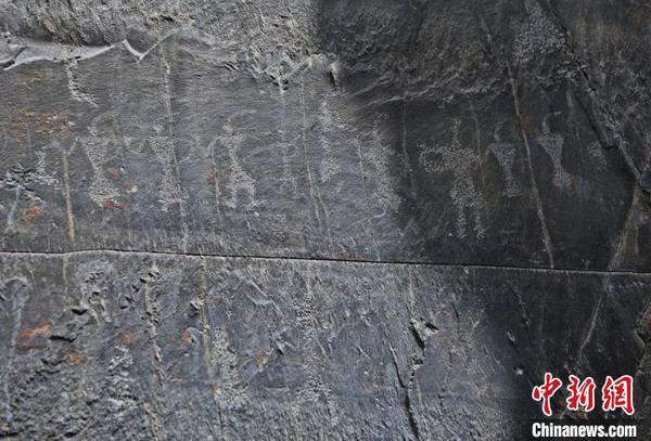 头戴类似羽毛装饰的32个人形态不一，有单臂独舞的，还有双手插在腰间，点线勾勒间记录了一场大型祭祀祈福现场?！⊙钛廾?摄