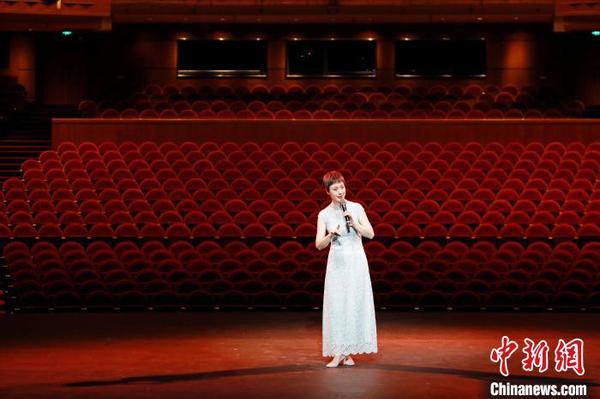上海京剧院梅派大青衣史依弘背对着空荡荡的上海大剧院座位席，一个人在舞台上，录制京剧《大唐贵妃》选段《梨花颂》?！∫罅⑶?摄