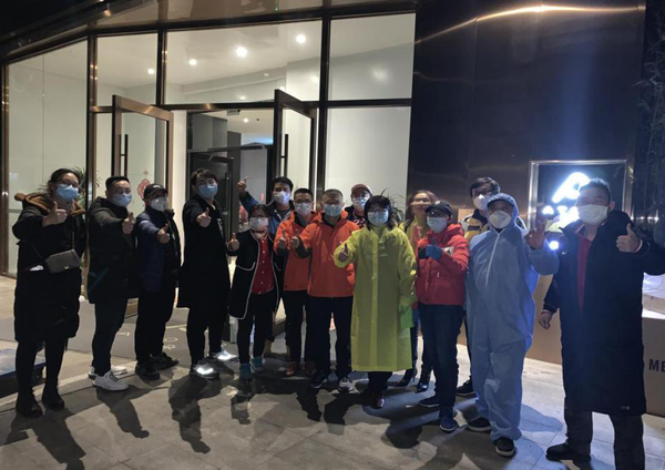 1 胡燕早为佛山援助医疗队装卸行李后的合照