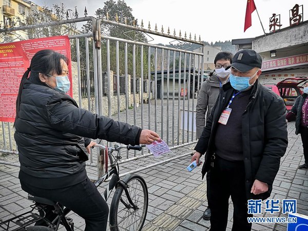 　禹龙小区门口，居民进出需出示“通行证”。