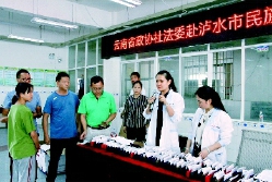     2019年6月，云南省政协社法委组织政协委员赴怒江州泸水市民族中学开展健康扶贫工作，向当地学校捐赠爱心眼镜?！⊥跸簟∩? title=