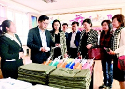     云南省政协港澳委员深入昭通市大关县开展脱贫攻坚调研。    2018年11月，楚雄州政协调研组深入农户家中共商脱贫计划。　潘振伟　摄