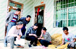     怒江州政协到脱贫攻坚重点村——兰坪县营盘镇恩罗村开展“百日攻坚”大督查工作?！÷藿鸷稀∩? title=