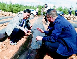     昭通市政协在鲁甸县梭山镇调研脱贫攻坚工作。　郑祖洪　摄