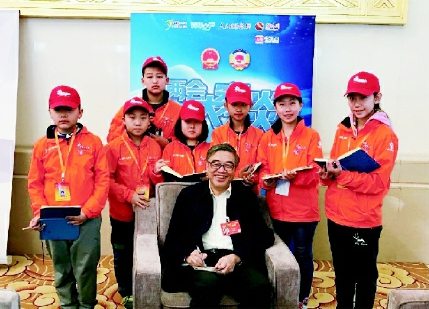     2017年3月3日，朱永新委员接受两会小记者采访。