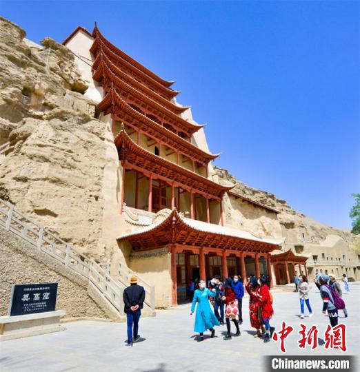 5月10日，游客有序在敦煌莫高窟景区参观游览?！⊥醣笠?摄