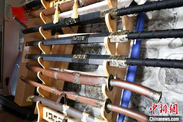 工作室陈列的宝剑?！×醵魅?摄