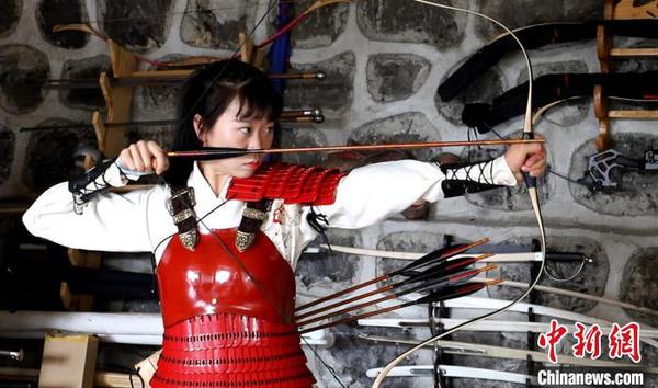 披甲拉弓的胡雅洁?！×醵魅?摄