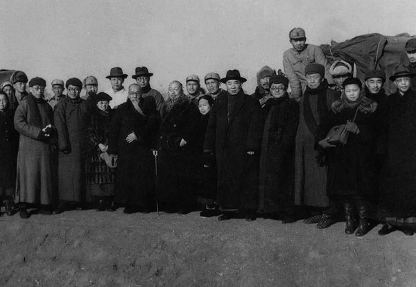 民主人士一行穿越山东解放区途中留影