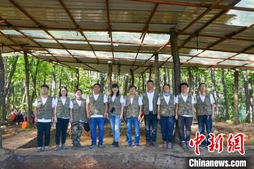 考古人员在饶河小南山遗址合影。双鸭山市委宣传部供图