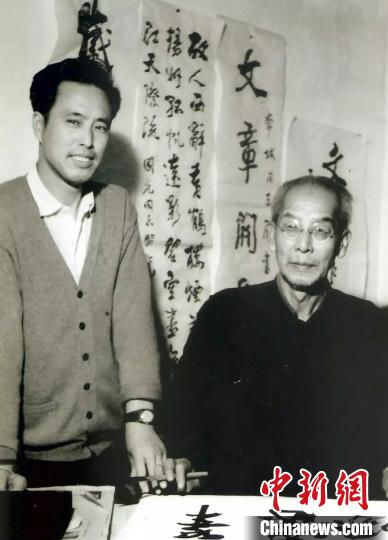 姚哲成与恩师沈延毅合影。姚哲成 供图