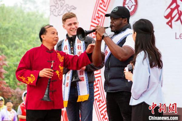 图为非遗传承人教授“洋徒弟”唢呐技艺?！『沃扌?摄