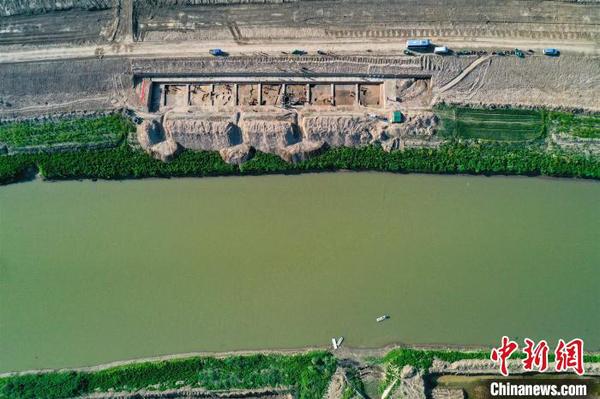 寨卞东南遗址呈长方形，长约190米，宽约80米。遗址北部为现代耕地，南部为现代河堤?！『阂?摄