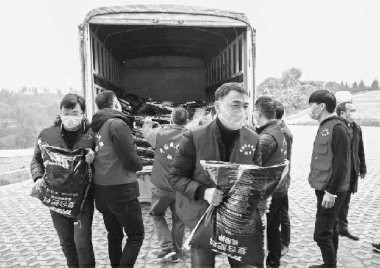     民盟重庆市铜梁区支部为太平镇坪漆村送去化肥等生产物资