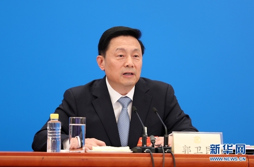 5月20日，全国政协十三届三次会议召开新闻发布会。大会新闻发言人郭卫民向中外媒体介绍本次大会有关情况并回答记者提问。图为大会新闻发言人郭卫民回答记者提问。 新华网记者 王翰林 摄