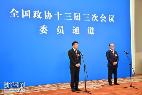 　5月21日，在北京人民大会堂新闻发布厅举行全国政协十三届三次会议第一场“委员通道”采访活动。这是全国政协委员王辰（左）和王阶通过网络视频方式接受媒体采访。 新华社记者李鑫摄