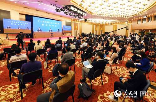 5月21日21时40分十三届全国人大三次会议在人民大会堂新闻发布厅举行新闻发布会，由大会发言人就大会议程和人大工作相关问题回答中外记者提问。人民网记者 翁奇羽 摄
