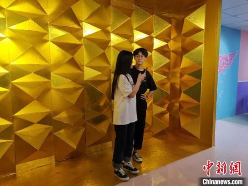 图为正在减压馆内拍照的情侣?！『卵Ь?摄