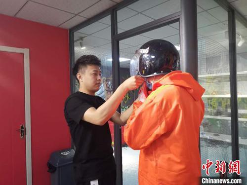图为门金文为顾客做防护。　郝学娟 摄