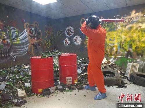 5月22日下午，记者在减压馆内看到，馆内共设30余个场景，顾客们可以通过撒钞票、摔枕头、骑单车、冥想、倾诉等多种方式进行解压。　郝学娟 摄