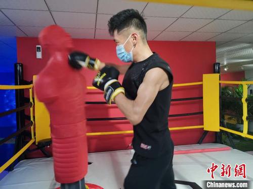 特地到减压馆打拳的济南市民金刚告诉记者，由于疫情期间不能外出工作、整日憋在家中只能刷手机，不仅导致他缺乏锻炼、身体素质变差，也造成了很大心理压力?！『卵Ь?摄