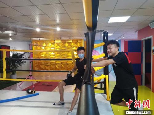 图为门金文和顾客聊天?！『卵Ь?摄