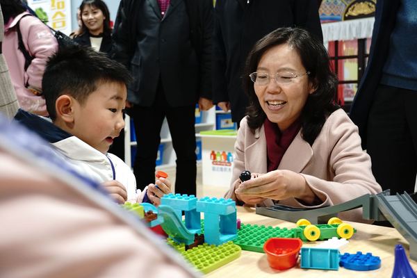江苏省副省长、民革江苏省委会主委陈星莺与孩子们亲切交谈