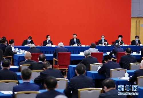 　5月23日上午，中共中央总书记、国家主席、中央军委主席习近平看望参加全国政协十三届三次会议的经济界委员，并参加联组会，听取意见和建议。中共中央政治局常委、全国政协主席汪洋参加看望和讨论。 新华社记者 谢环驰 摄