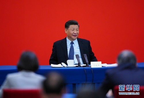 　　5月23日上午，中共中央总书记、国家主席、中央军委主席习近平看望参加全国政协十三届三次会议的经济界委员，并参加联组会，听取意见和建议。中共中央政治局常委、全国政协主席汪洋参加看望和讨论。 新华社记者 谢环驰 摄