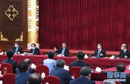 5月23日，中共中央政治局常委、国务院总理李克强看望出席全国政协十三届三次会议的科协、科技界委员并参加讨论。 新华社记者 饶爱民 摄
