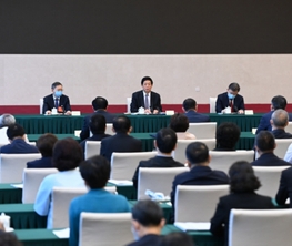 栗战书与民建、农工党界别政协委员共商国是