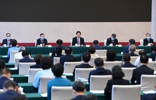 栗战书与民建、农工党界别政协委员共商国是