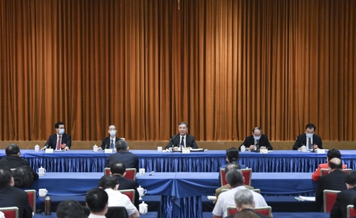 5月23日，中共中央政治局常委、全国政协主席汪洋看望出席全国政协十三届三次会议的民革、台盟、台联界委员并参加讨论。新华社记者 殷博古 摄