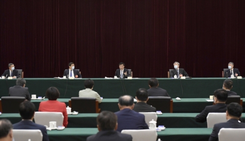 5月23日，中共中央政治局常委、中央书记处书记王沪宁看望出席全国政协十三届三次会议的体育界、医药卫生界委员并参加讨论。新华社记者 岳月伟 摄