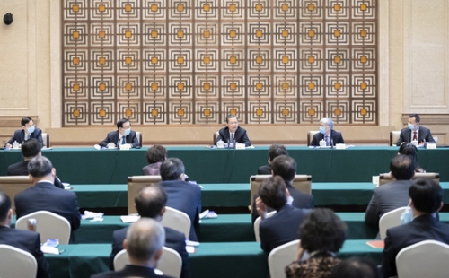 5月23日，中共中央政治局常委、中央纪委书记赵乐际看望出席全国政协十三届三次会议的民盟、致公党、侨联界委员并参加讨论。新华社记者 翟健岚 摄