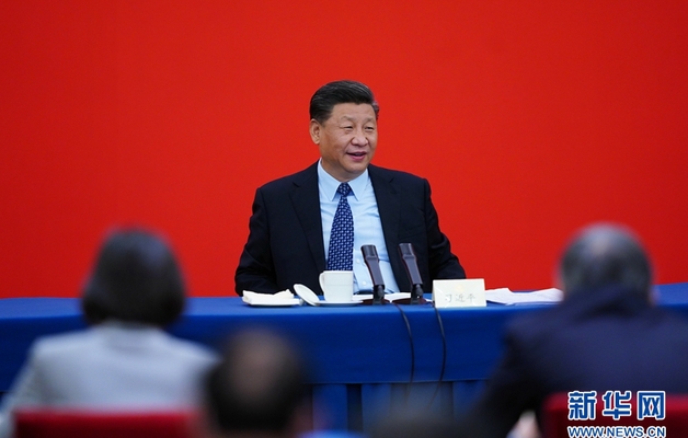 习近平看望参加政协会议的经济界委员