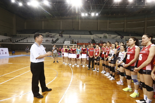 （二版2）天津市政协积极开展港澳青年交流活动。图为魏大鹏副主席与来津参加交流的香港女排队员交谈