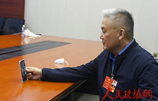 （一）和总书记座谈后，委员们拨通了他们的电话……