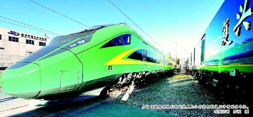 在中国铁路科技创新成就展上公开亮相的复兴号新型动车组。    本报记者  齐波  摄