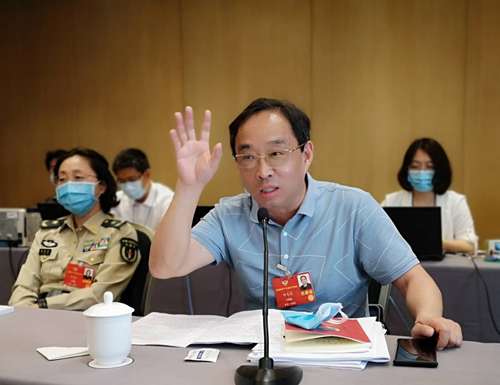 郑大发委员就如何加强政协调研、提升议政水平在小组讨论会上发言。 特邀委员记者 雷后兴 摄