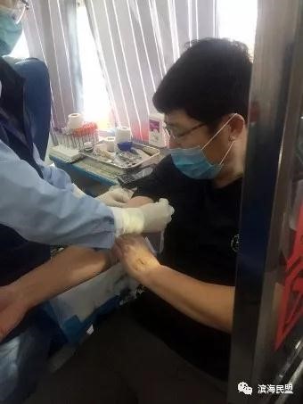 高庆军（右）参加无偿献血