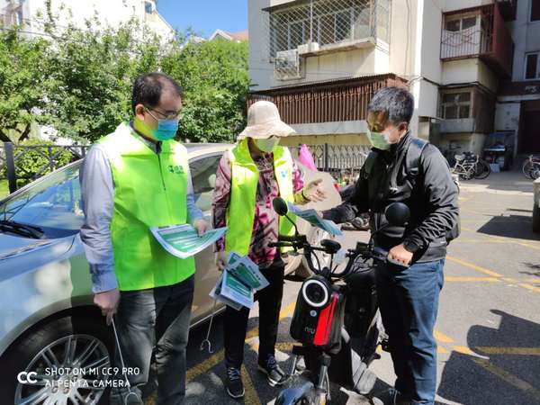 活动中委员们向居民群众发放垃圾分类宣传品