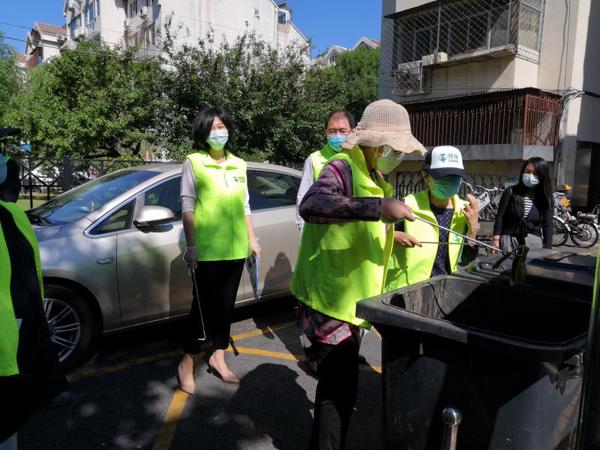 委员们实地检查垃圾桶内分类情况