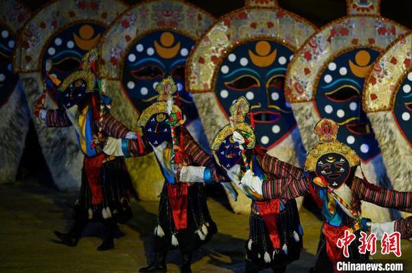 图为演员在剧中表演藏戏?！『闻罾?摄