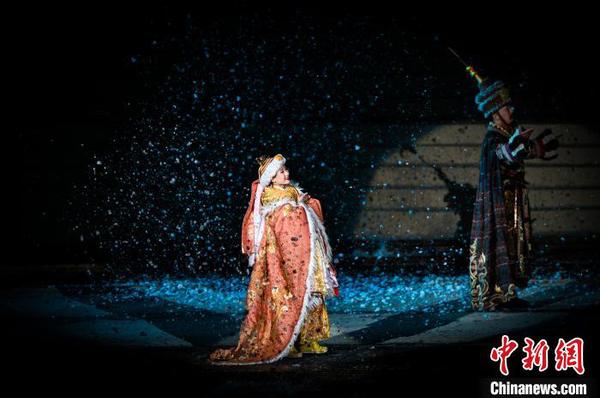 图为演员在演绎文成公主。　何蓬磊 摄