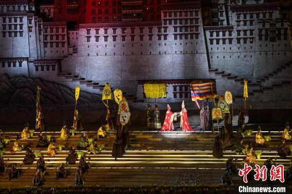 图为演员在演绎松赞干布迎娶文成公主?！『闻罾?摄