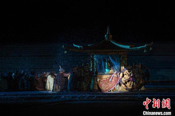 图为演员演绎和亲路途中的艰辛。　何蓬磊 摄