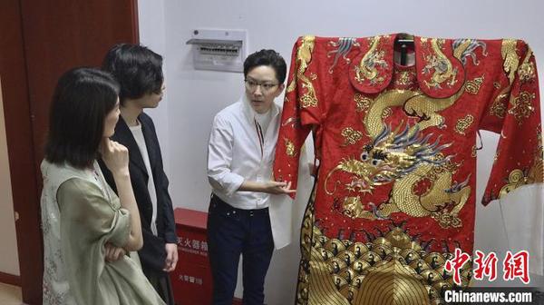 从练功房到戏服仓库、从化妆间到庭院，王珮瑜以直播的方式揭开京剧世界的美?！】涤裾?摄