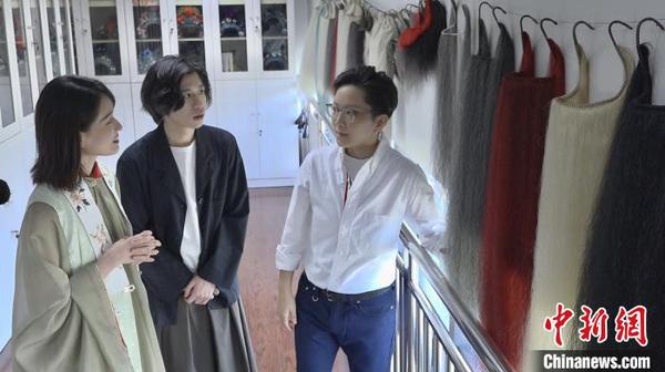 从练功房到戏服仓库、从化妆间到庭院，王珮瑜以直播的方式揭开京剧世界的美。　康玉湛 摄