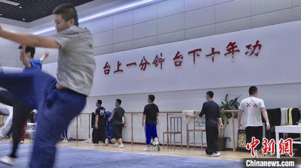 “台上一分钟、台下十年功”，排练厅内醒目的大字时刻提醒着演职员们要刻苦练功，不可懈怠?！】涤裾?摄